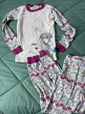 Hanna Andersson White and Purple Frozen Graphic Pajama Set